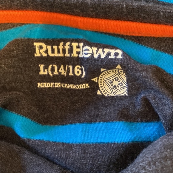 Lot is 3 1 long sleeve and 2 short sleeve t-shirts - Picture 3 of 7